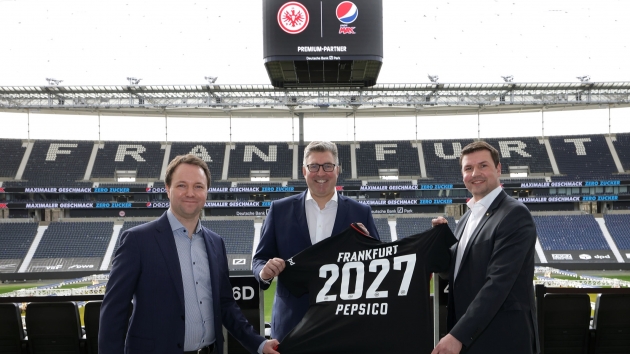 PepsiCo wird Premiumpartner von Eintracht Frankfurt - (v.l.): Torben Nielsen (Managing Director DACH PepsiCo Deutschland GmbH), Axel Hellmann (Vorstandssprecher Eintracht Frankfurt Fußball AG) und Martin Haustein (Verkaufsdirektor Gastronomie Radeberger Gruppe KG) - Quelle: PepsiCo